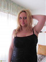 Chubby mature slut playing with herself